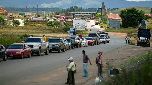 Una fila de autos espera en la entrada a Pacaraima, en el estado de Roraima, Brasil.