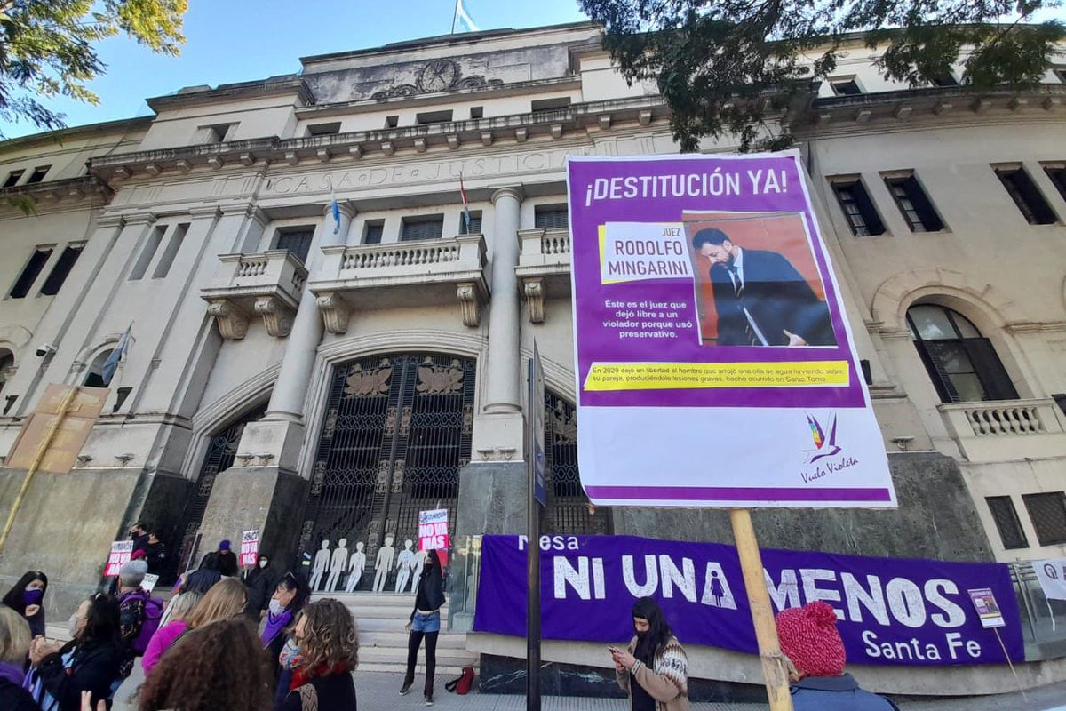 Organizaciones feministas hicieron guardia frente a los tribunales.
