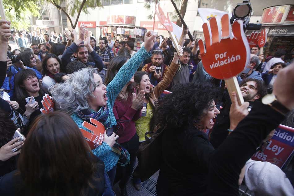 Un grupo de mujeres festeja la decisión en las afueras del Tribunal Constitucional.