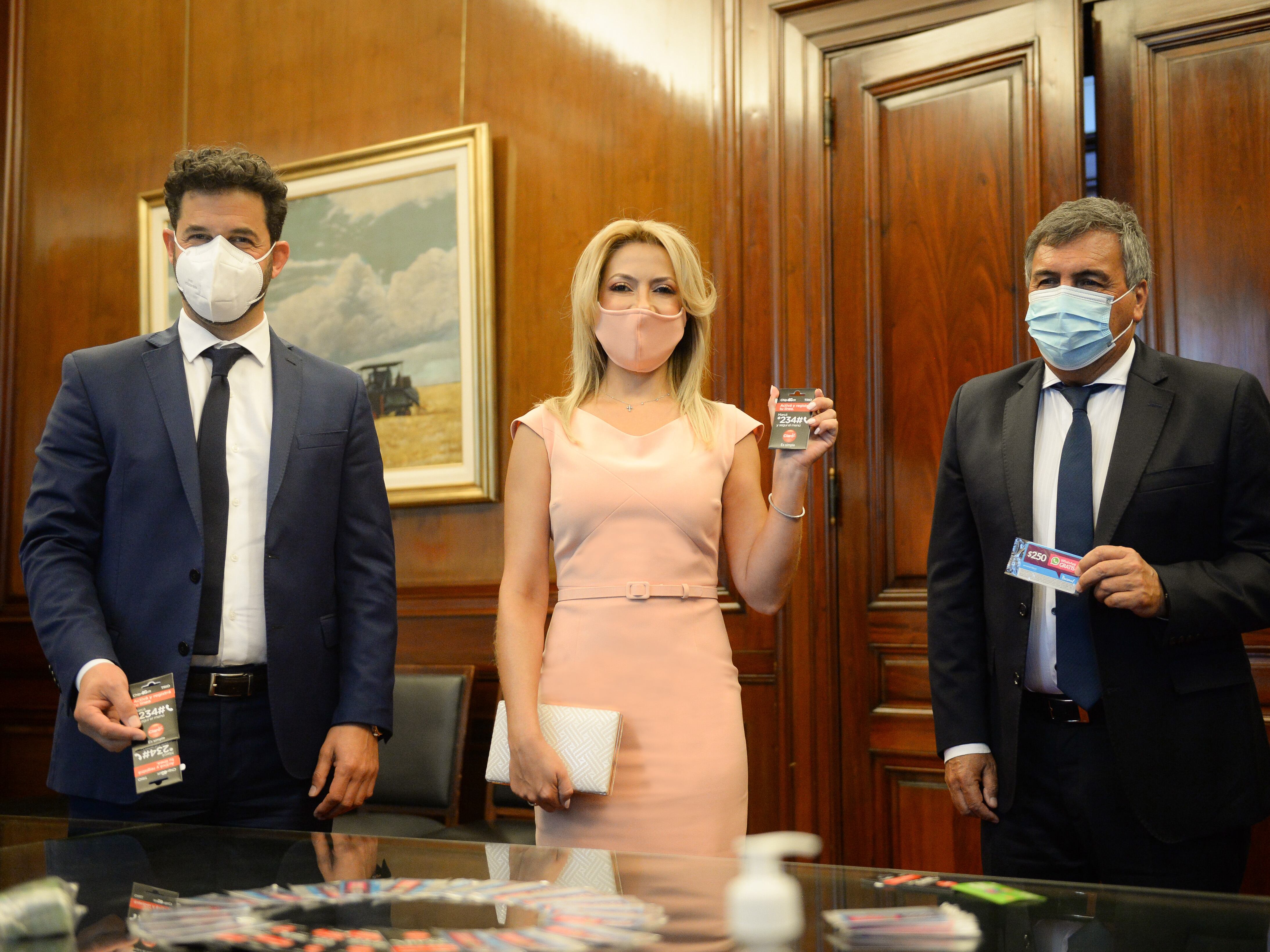 La primera dama, Fabiola Yañez, como presidenta honoraria de la Fundación Banco Nación, participó en la firma de un convenio con el Ente Nacional de Comunicaciones (ENACOM). 