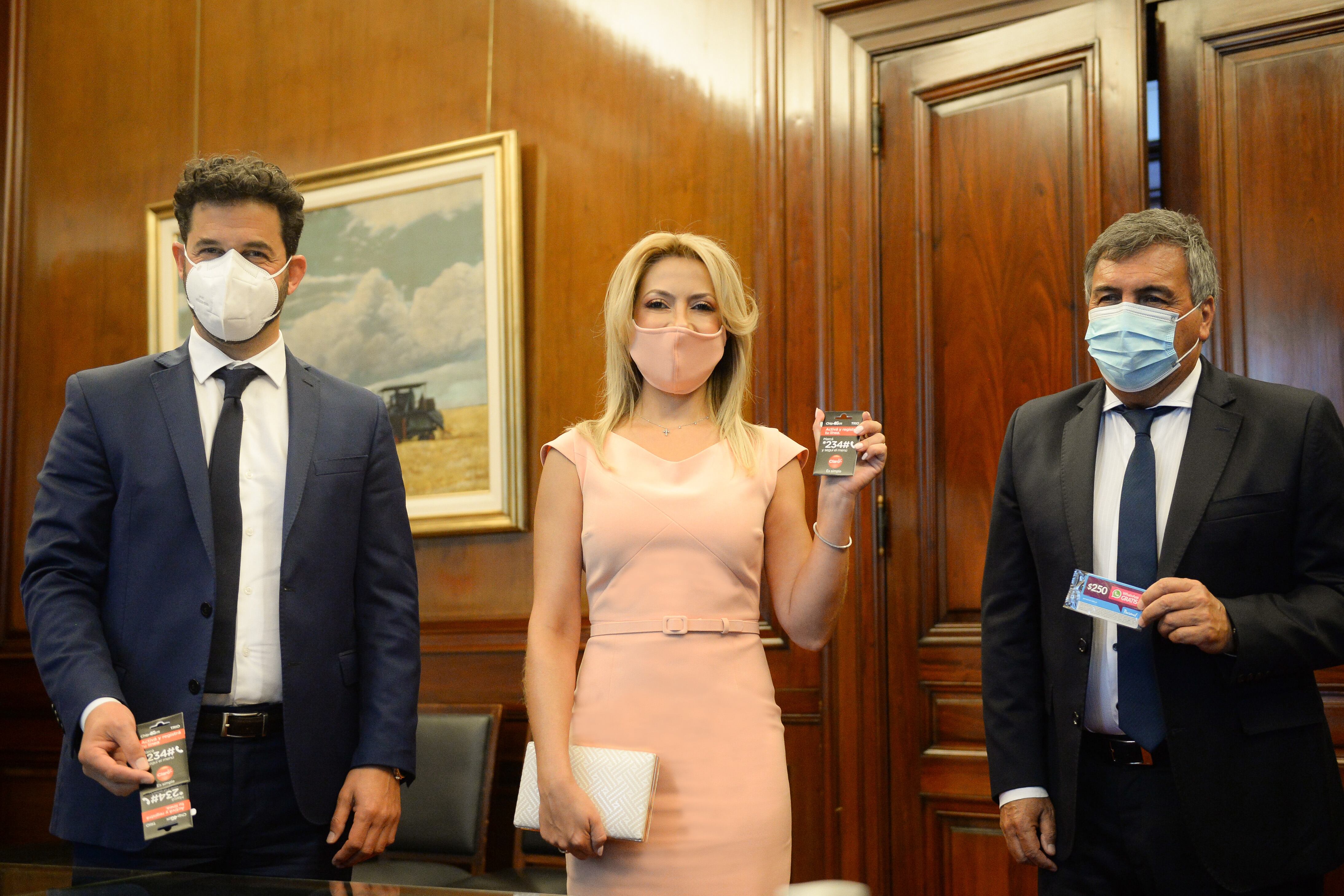 La primera dama, Fabiola Yañez, como presidenta honoraria de la Fundación Banco Nación, participó en la firma de un convenio con el Ente Nacional de Comunicaciones (ENACOM).