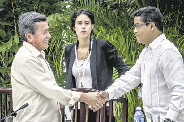 El líder del ELN Pablo Beltrán (izq.) saluda al negociador cubano Iván Mora en La Habana.