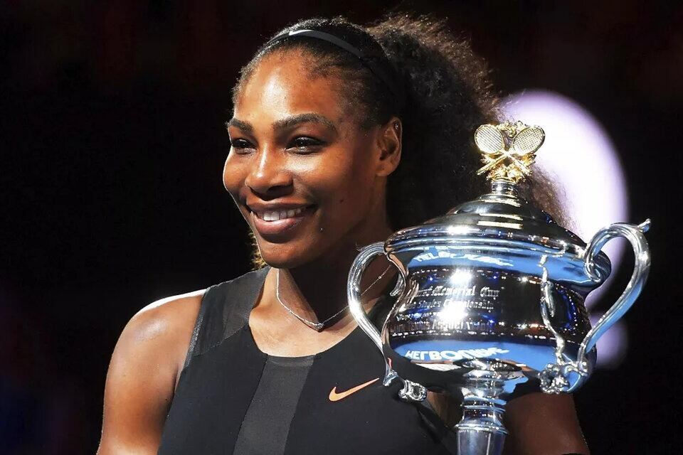 Serena Williams posa con el trofeo del Abierto de Australia 2017, su última conquista de Grand Slam
