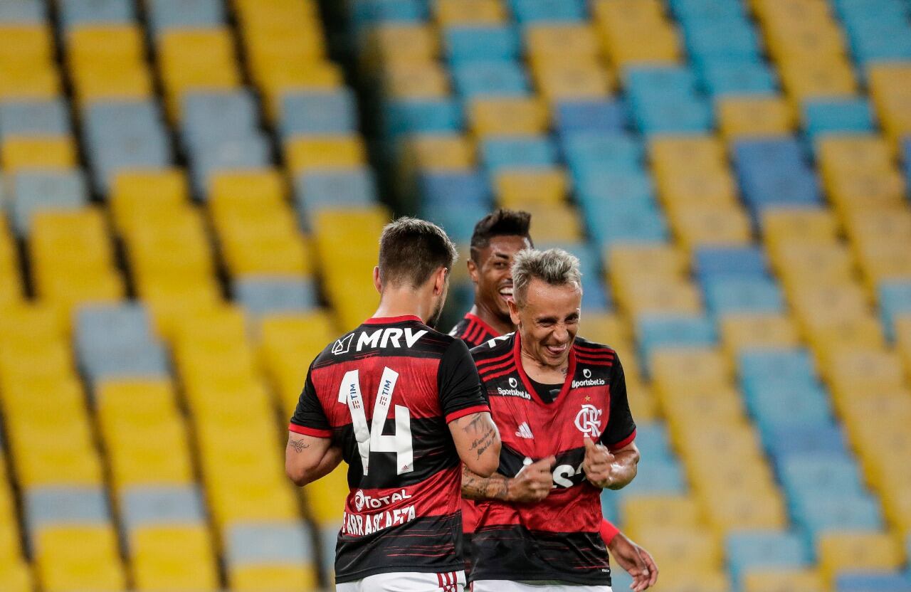 Festejo en la cancha, silencio en las tribunas.