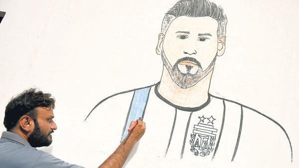 Una ilustración del diario opositor israelí Haaretz. “Nadie podría decir que un mural a Messi es antisemitismo”, dice el epígrafe.