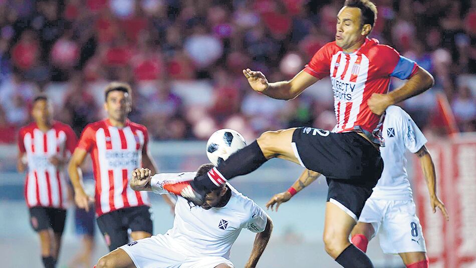 Desábato rechaza sobre la cabeza de Gigliotti.