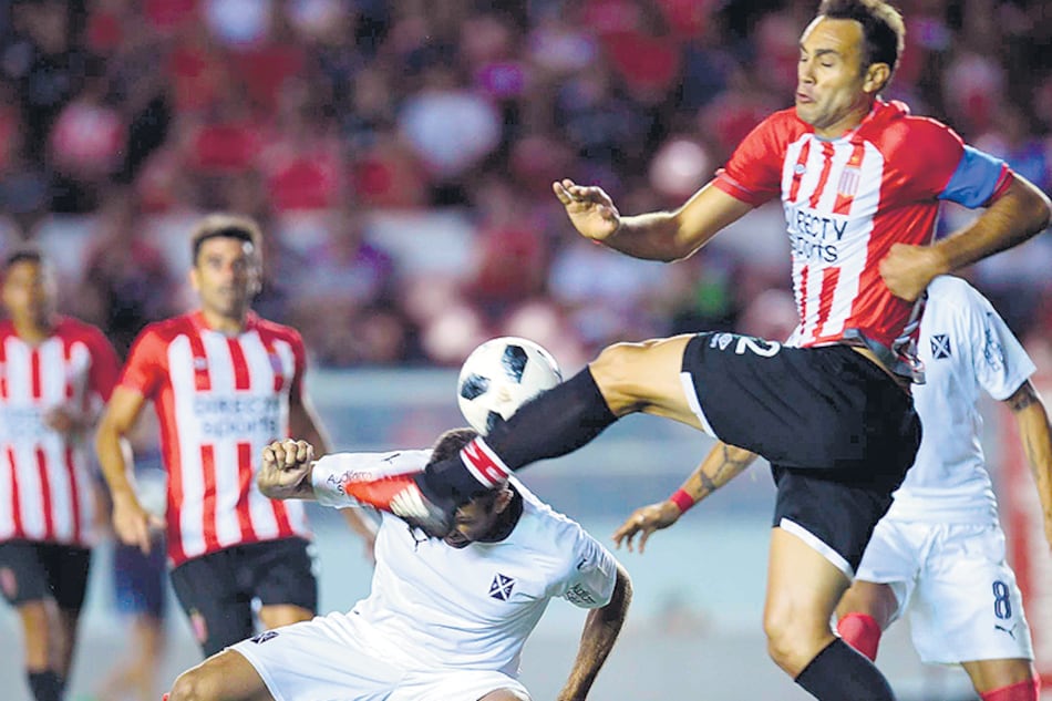 Desábato rechaza sobre la cabeza de Gigliotti.