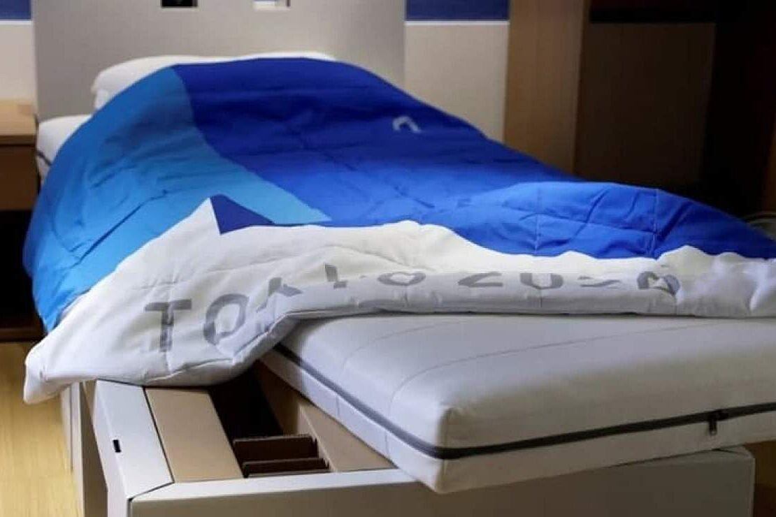 Las camas son de cartón pero pueden soportar hasta 200 kilos.