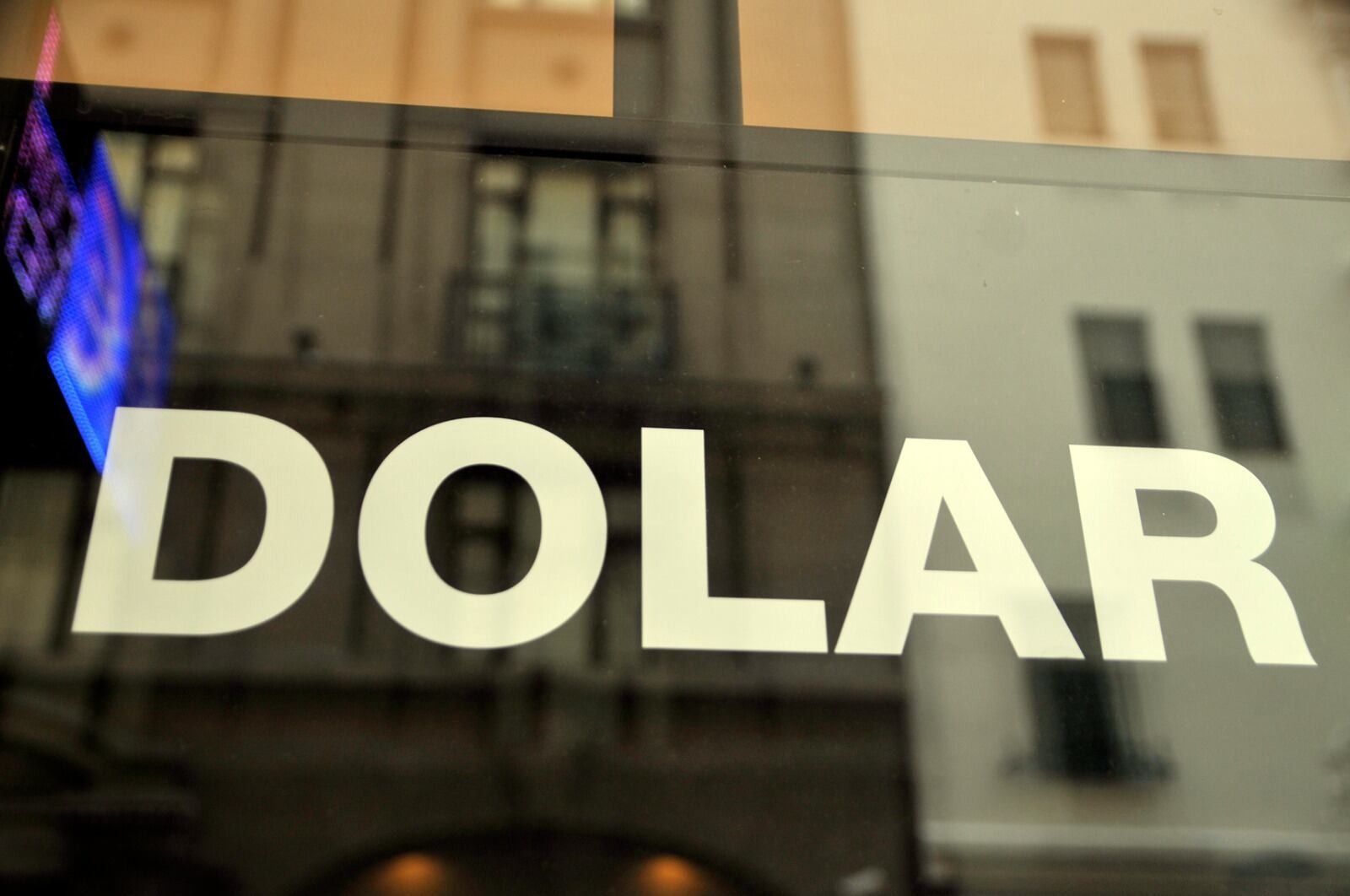 El dólar blue se mantuvo estable en 494 pesos. 