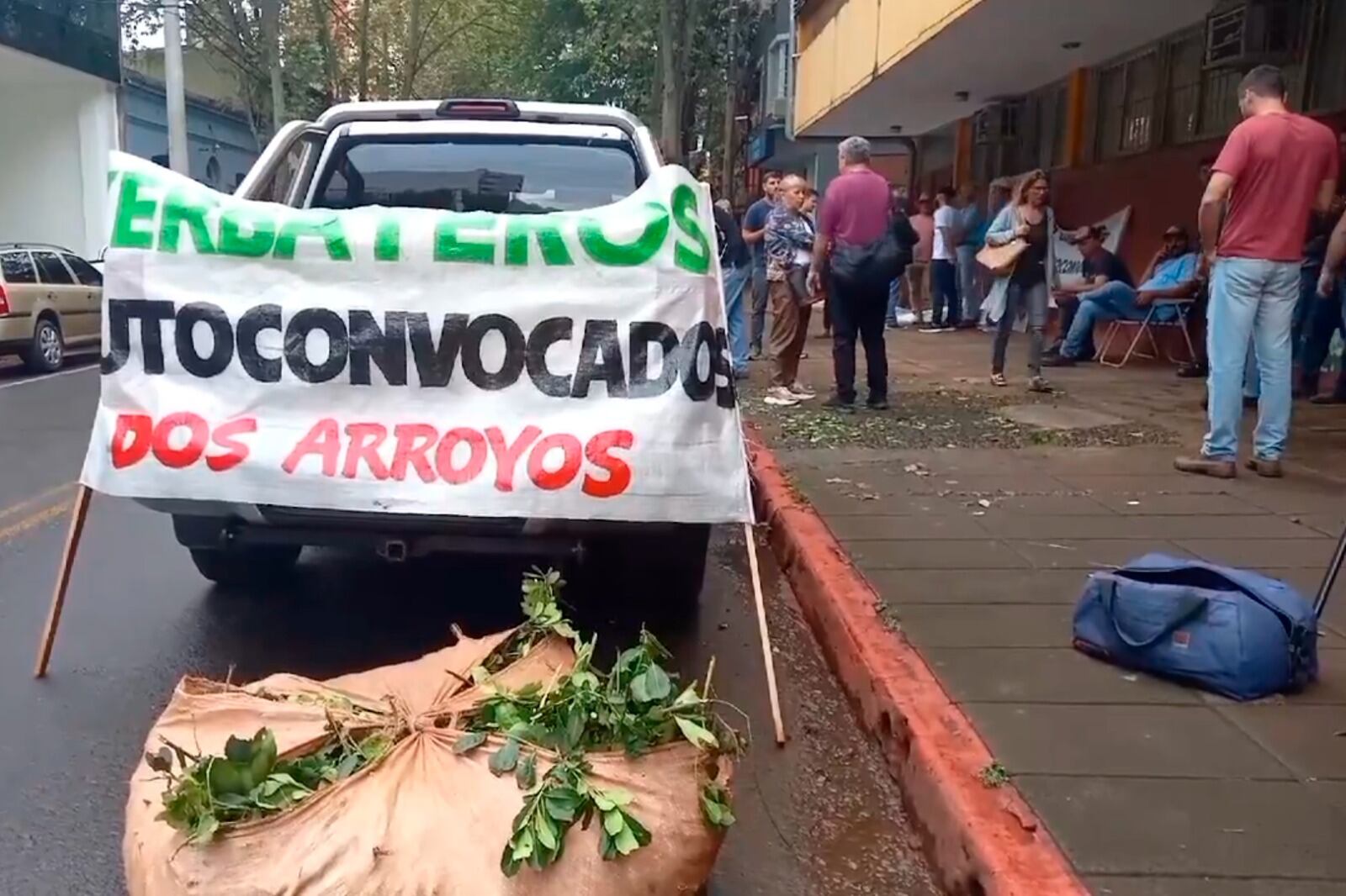 Protesta de productores yerbateros ante el INYM, en Posadas