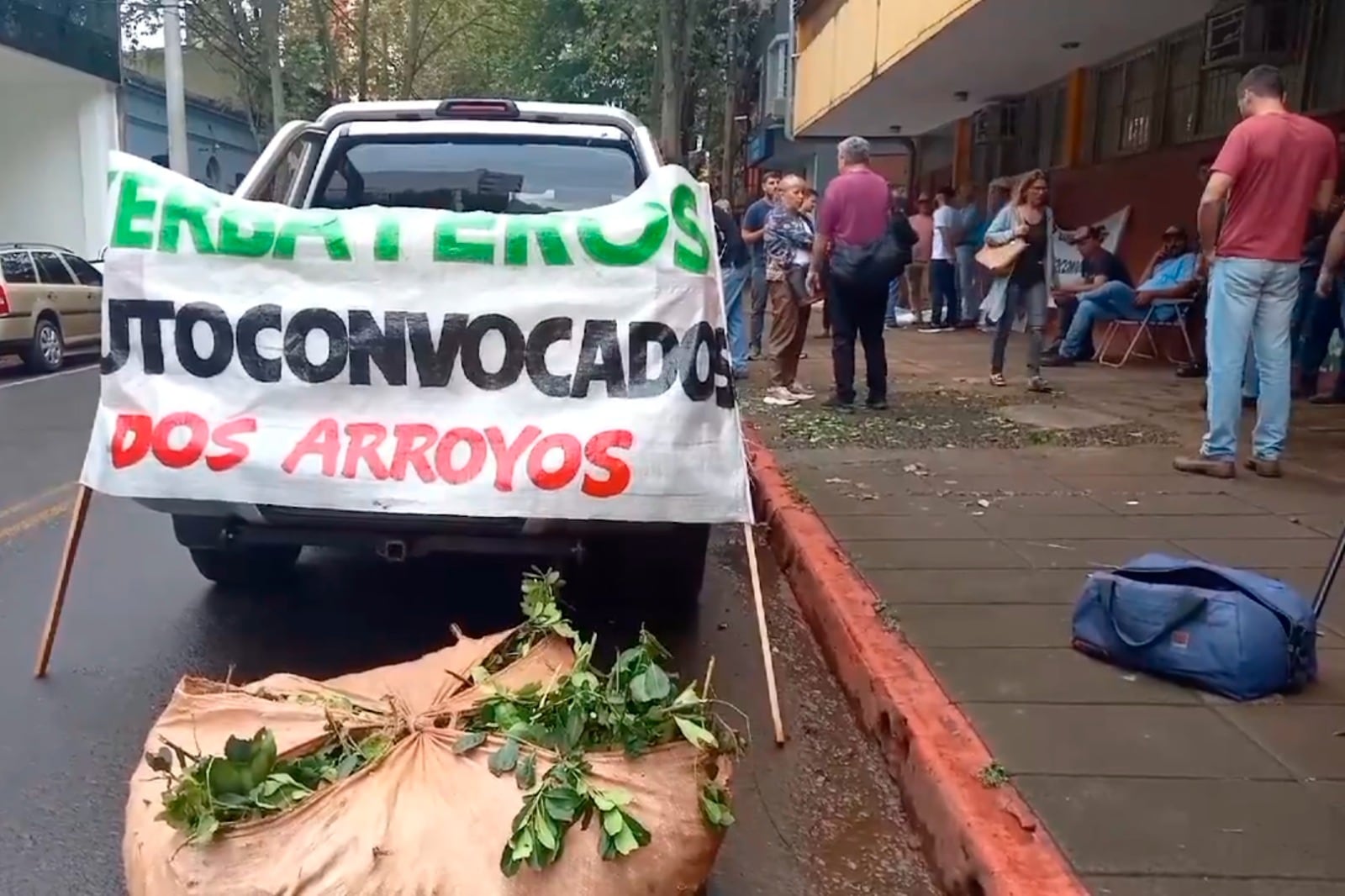 Protesta de productores yerbateros ante el INYM, en Posadas