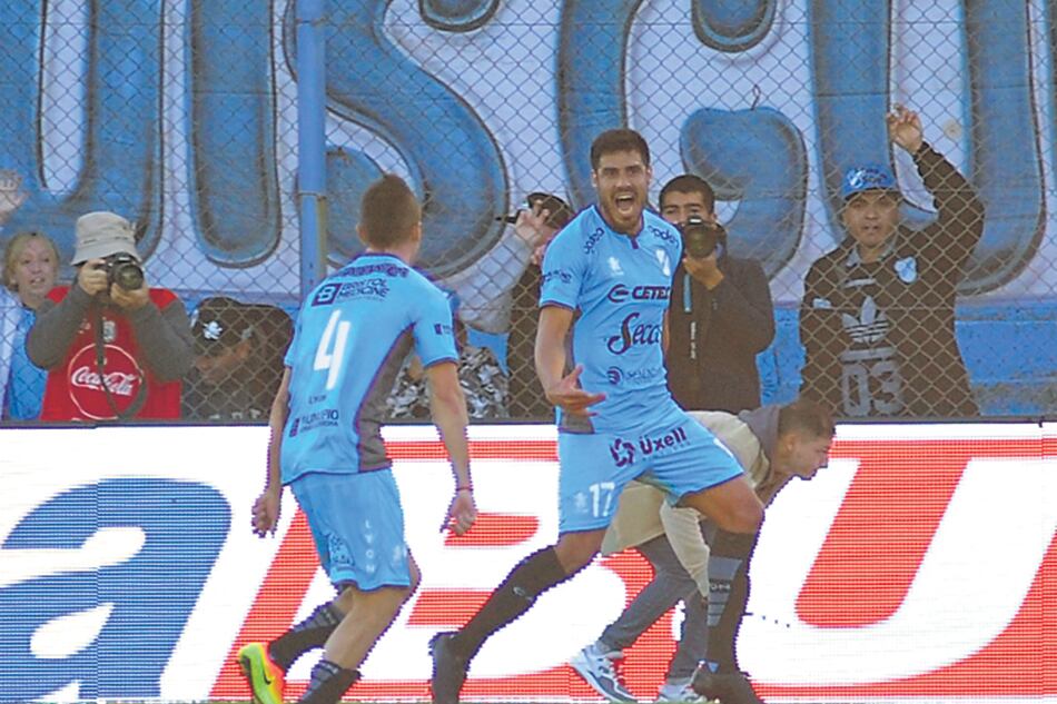 Peralta festeja con Chimino el primero de Temperley.