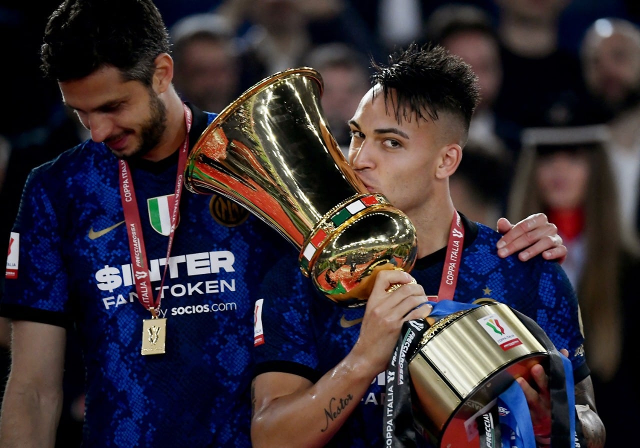 Martínez besa la Copa Italia