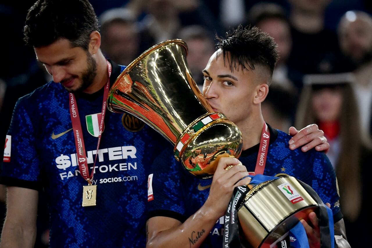 Martínez besa la Copa Italia