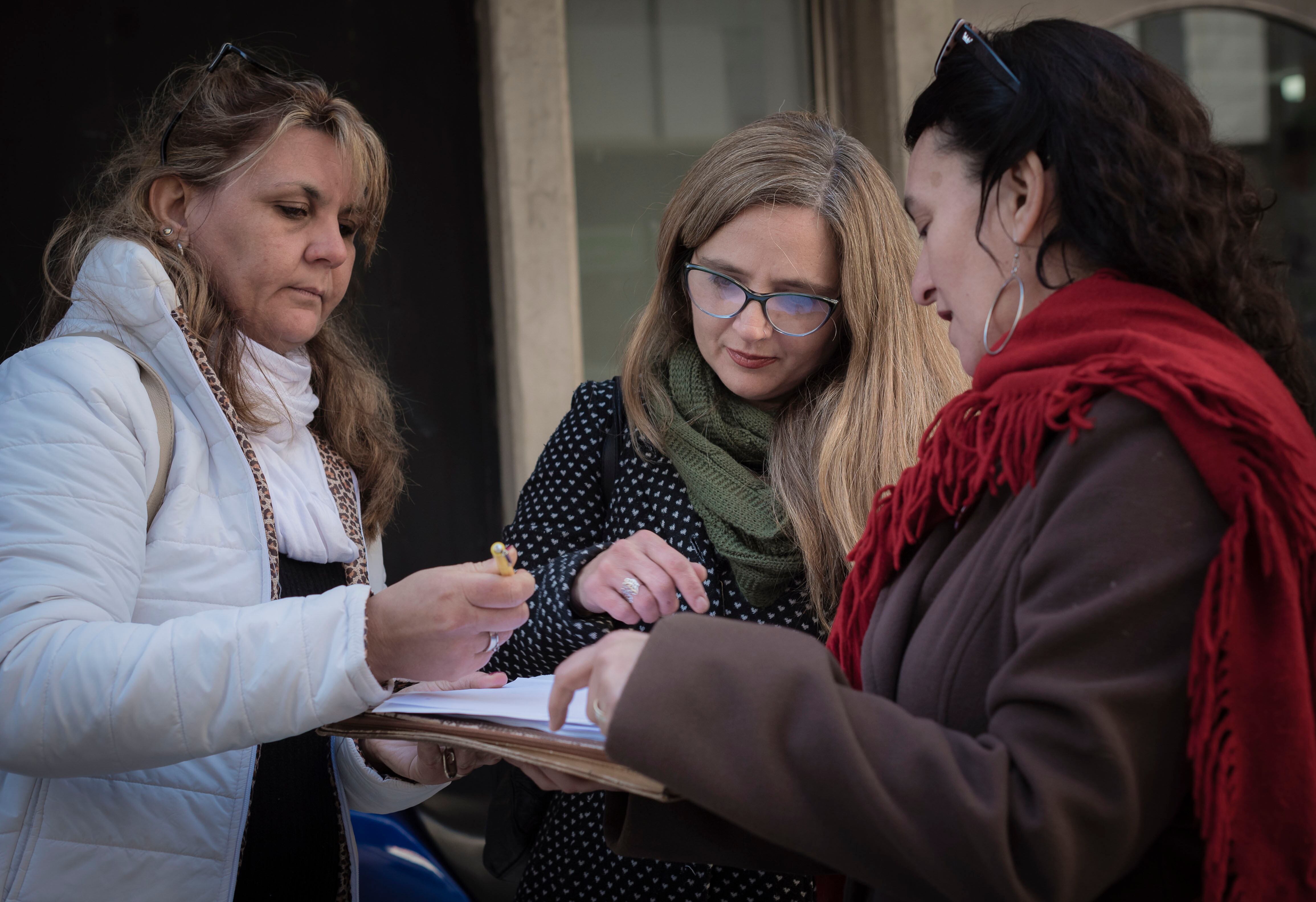 La abogada Pellegrini junto a madres.