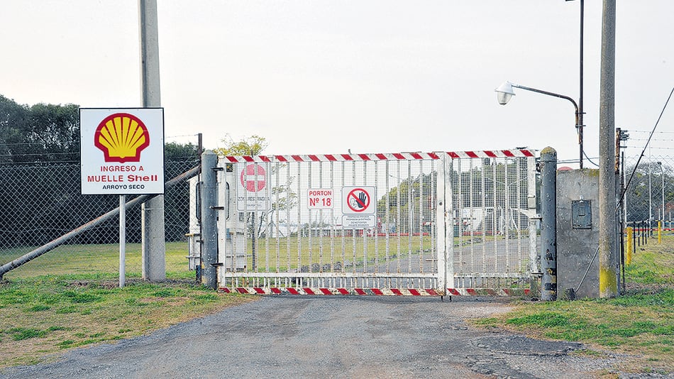 El puerto está sobre la margen derecha del río Paraná, a la altura del kilómetro 394,500.
