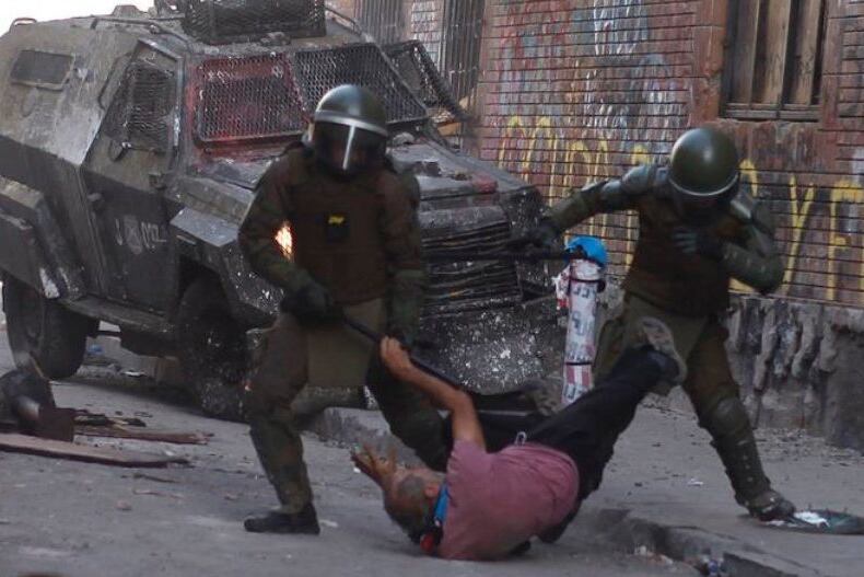 Imagen de la represión contra Patricio Bao, de 69 años. 