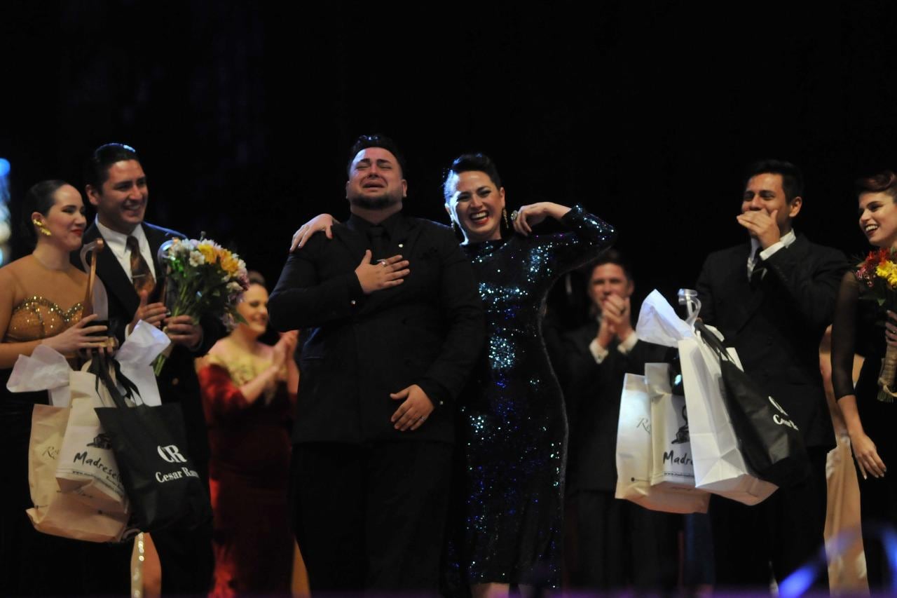 Sebastián Bolívar y Cynthia Palacios celebraron el campeonato enTango Pista. 
