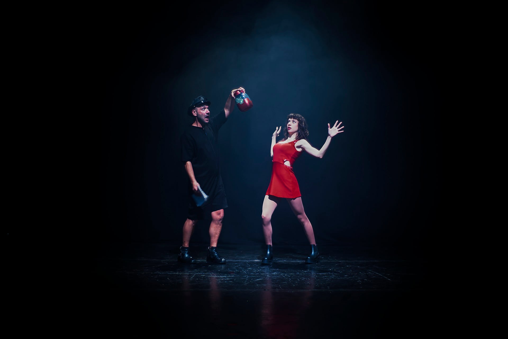 Mientras todo en el escenario reluce y se mueve, Saade mantiene al público imantado y la obra deja que las cabezas divaguen