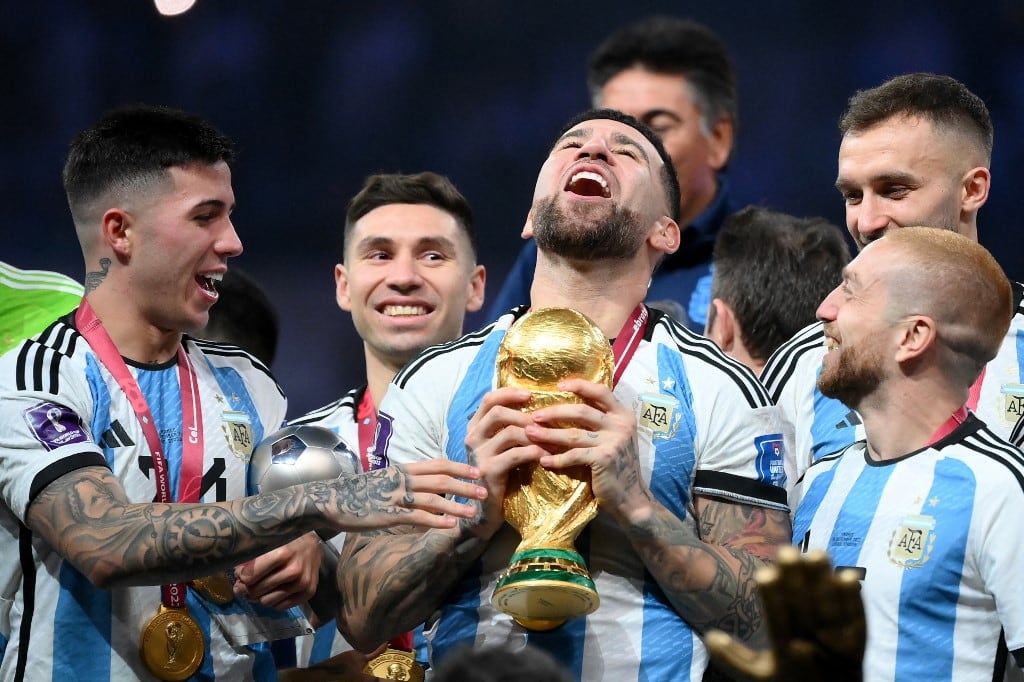 Estos son los "recuerdos" que conservó Nicolás Otamendi de la final del mundo contra Francia. (Foto: AFP)