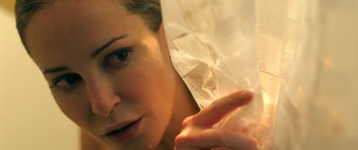 Louise Linton en el papel de Elizabeth, la cellista que será acosada en su propio hogar.