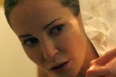 Louise Linton en el papel de Elizabeth, la cellista que será acosada en su propio hogar.