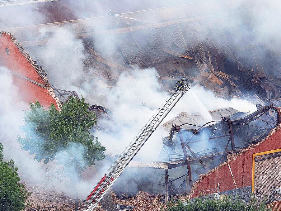 En el incendio de Iron Mountain murieron ocho bomberos y dos rescatistas por el derrumbe de una pared.