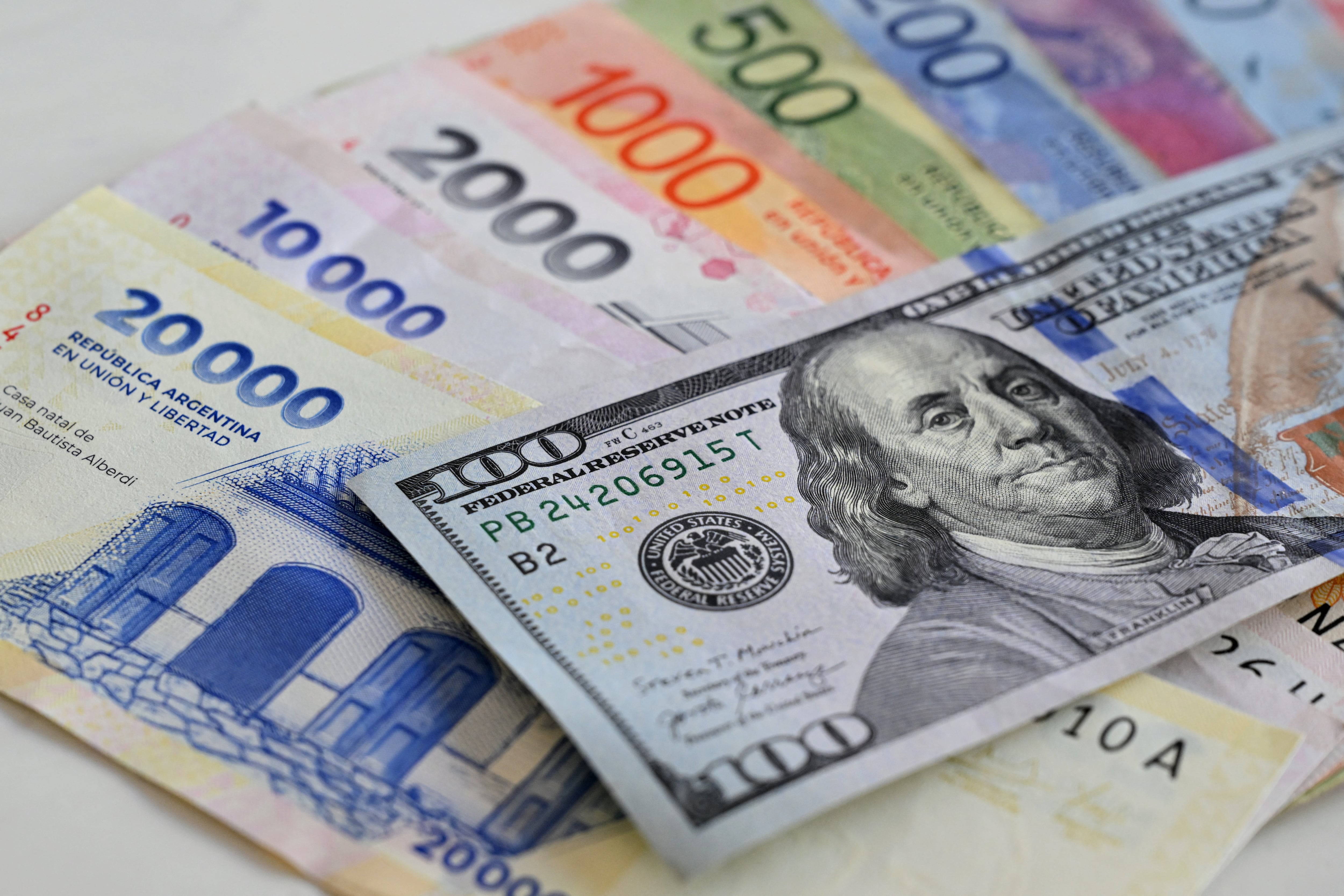 La baja en la cotización refleja la cautela de los inversores y las operaciones especulativas previas a la apertura de los mercados formales del lunes