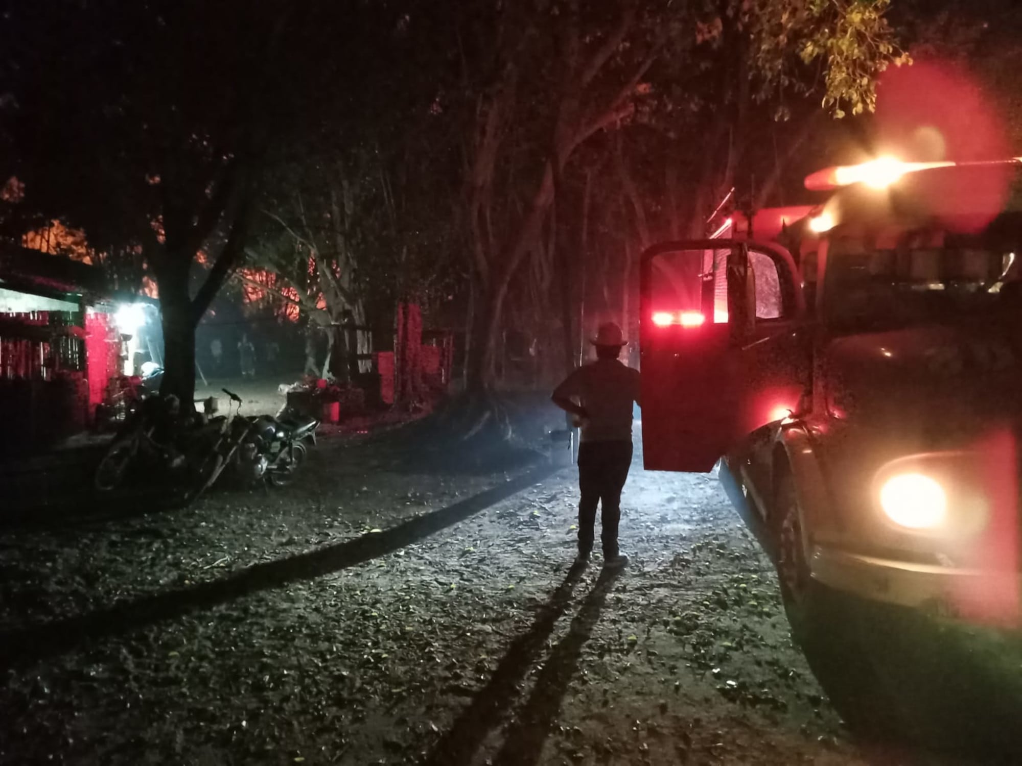 Bomberos llegaron a socorrer a la población rural.