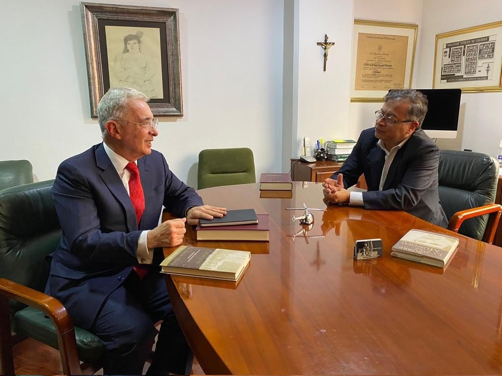El expresidente de Colombia Álvaro Uribe y el mandatario electo, Gustavo Petro / Twitter de Gustavo Petro