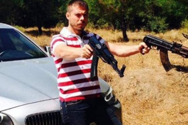 1. Serkan Kurtulus con sus armas, cuando trabajaba para el servicio secreto turco. 2.Para Kurtulus era un orgullo ayudar a la guerrilla turcomana. 3. La detención de Kurtulus en Puerto Madero.(Telam)