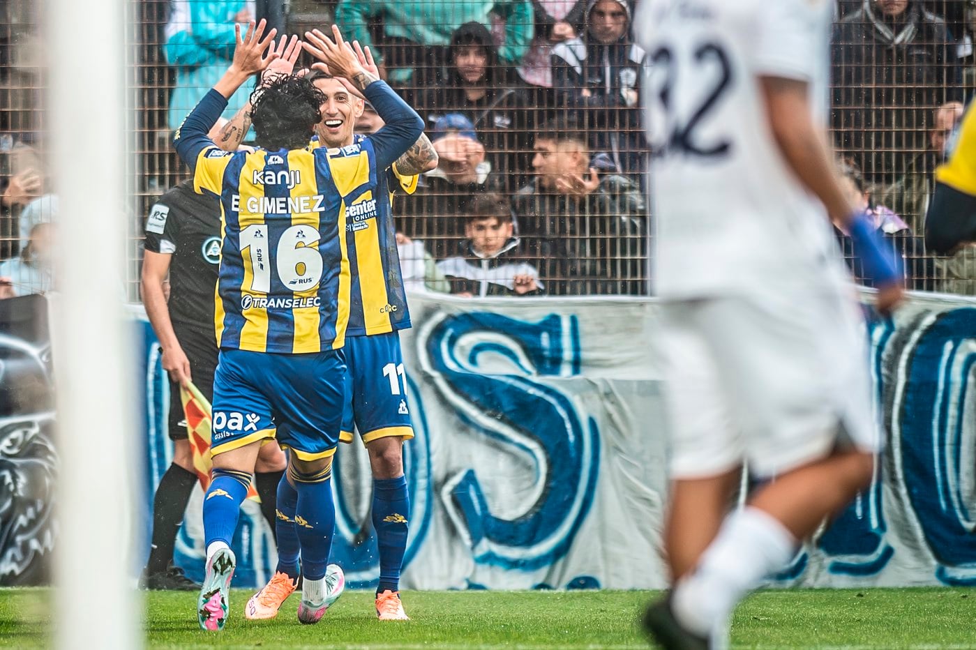 Di María celebró un gol y luego se disculpó con las hinchas de Gimnasia
