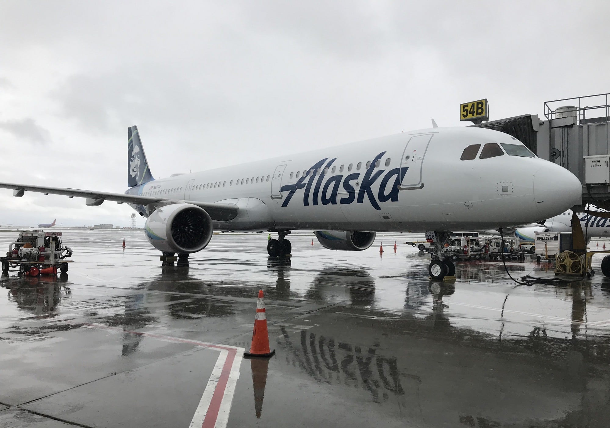 Alaska Airlines dijo que los pilotos reaccionaron con rapidez y realizaron un aterrizaje de emergencia para cuidar a los pasajeros. 