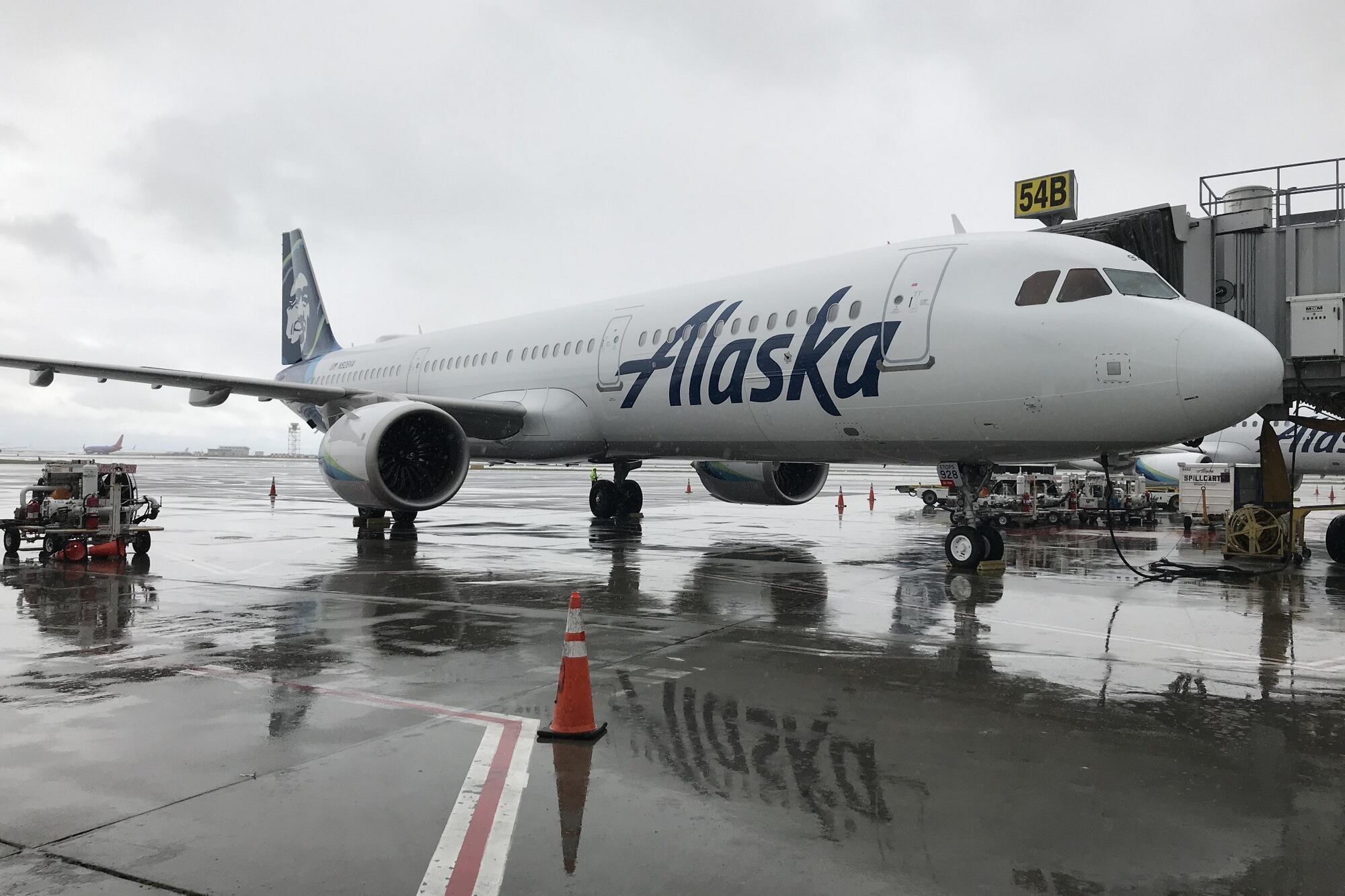 Alaska Airlines dijo que los pilotos reaccionaron con rapidez y realizaron un aterrizaje de emergencia para cuidar a los pasajeros.