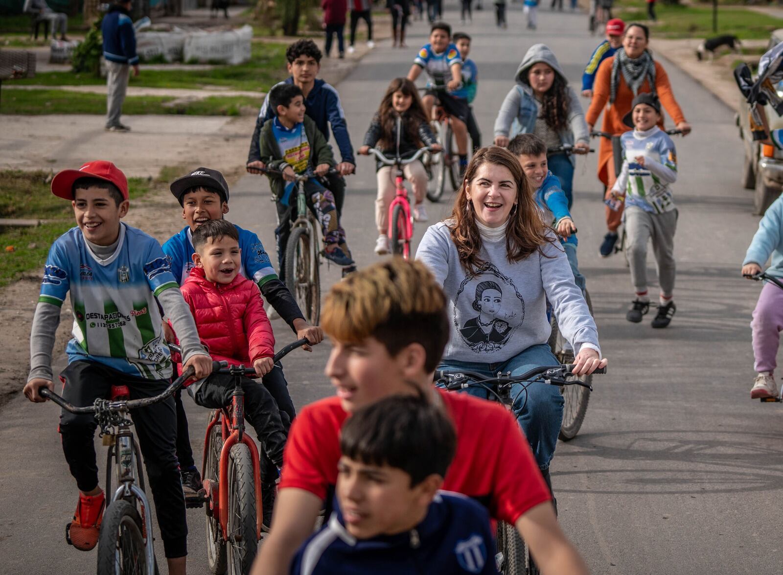 Mariel Fernández, intendenta de Moreno durante una recorrida con los pibes del barrio. 