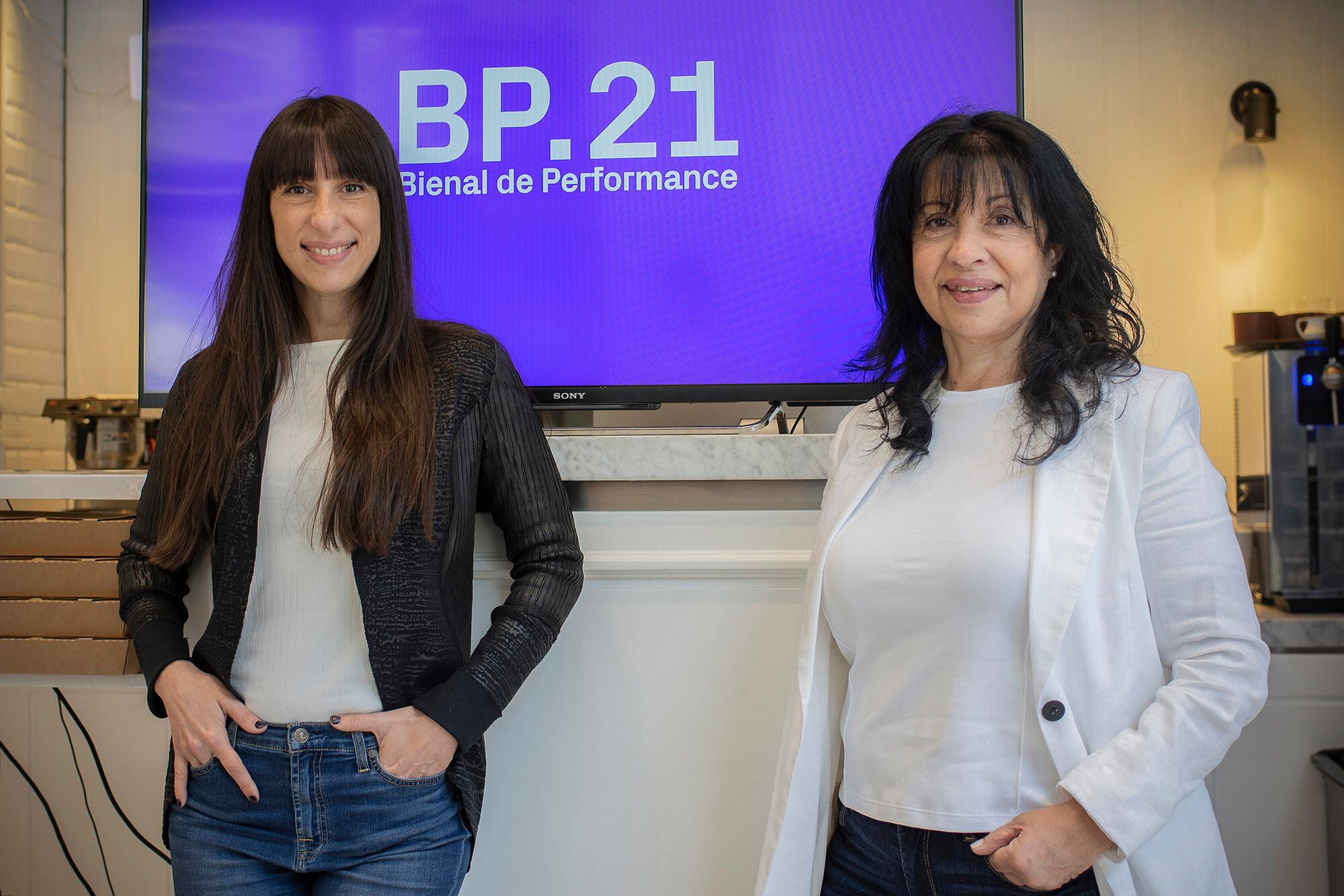 Maricel Álvarez, curadora artística, y Graciela Casabé, directora general.