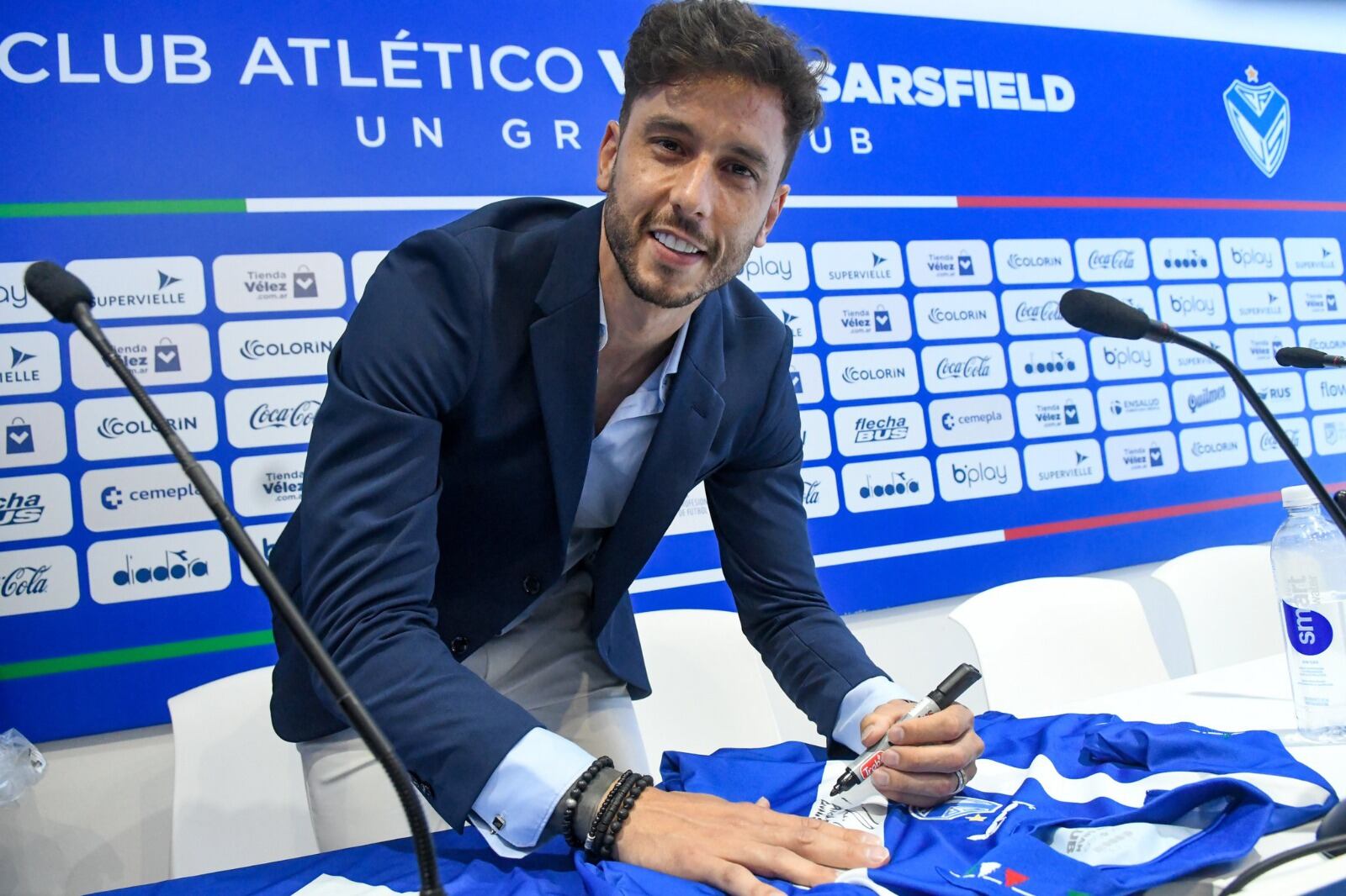 Alvarez estampa la firma 