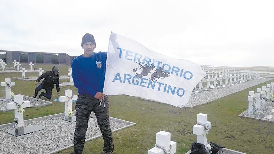 “Nos trataron como si fuéramos delincuentes y lo único que hicimos fue honrar a los nuestros”, dijo.