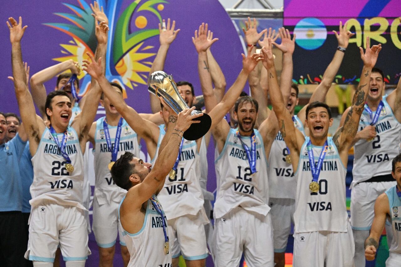 El capitán Campazzo levanta la Copa ganada en Brasil, ante Brasil