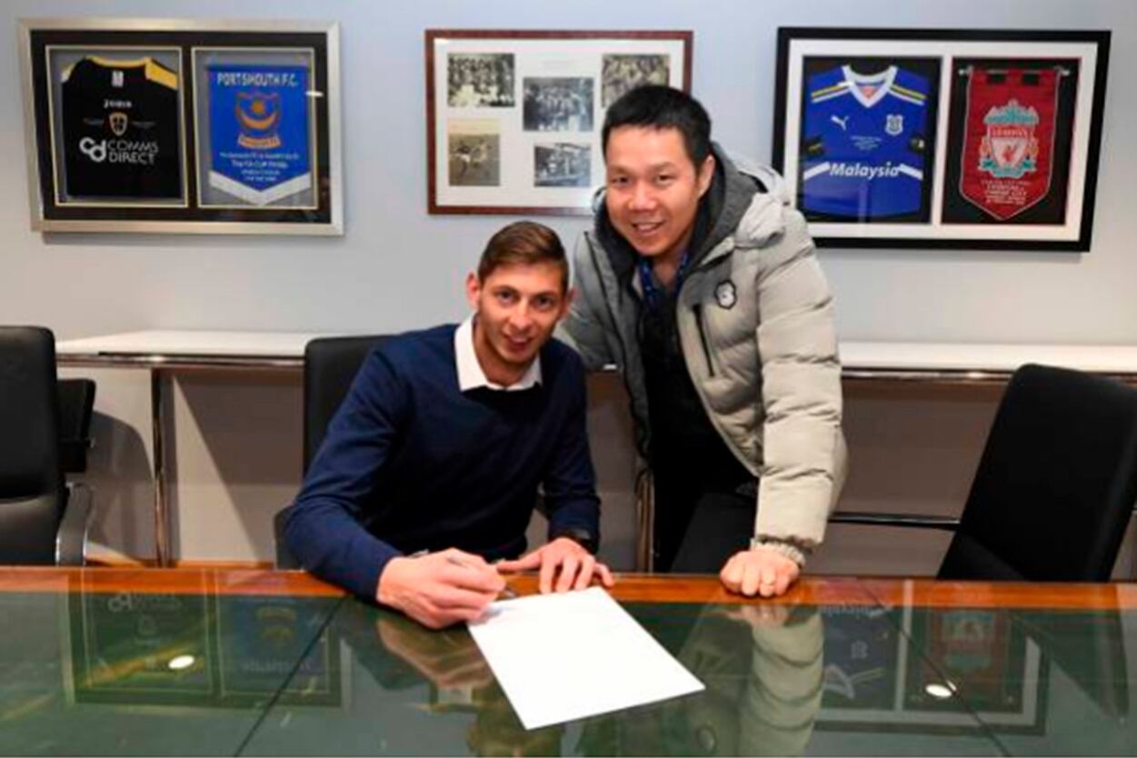 Sala, cuando firmó el contrato con Cardiff.