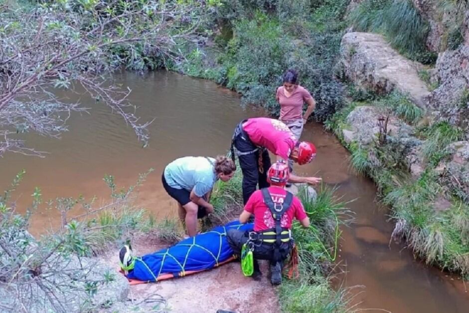 Subió a un puente colgante para sacar fotos y cayó desde 30 metros: está grave