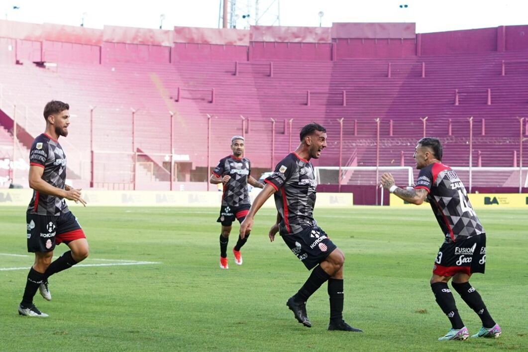 Alexis Domínguez festeja el tanto de la victoria.