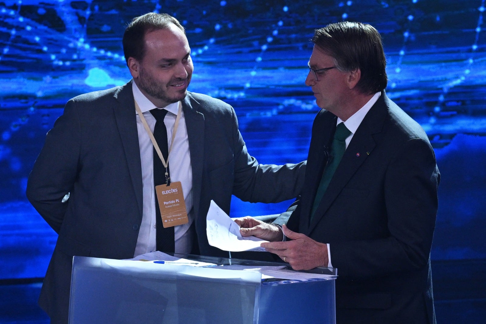 Carlos y Jair Bolsonaro, acorralados por la Justicia.