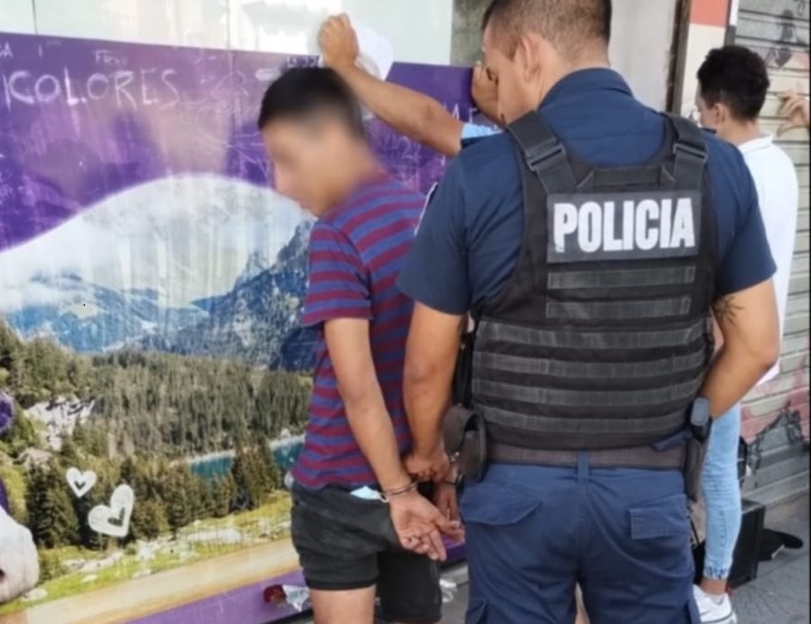 El imputado fue identificado en la esquina de 7 y 80, lugar al que llegó con baldes de diez litros con ramos de flores listos para revender.