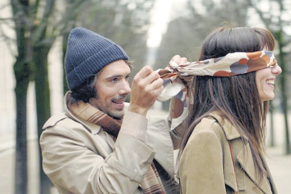 Ciertos gags verbales dejan claro que uno de los espejos de Bedos es Woody Allen.