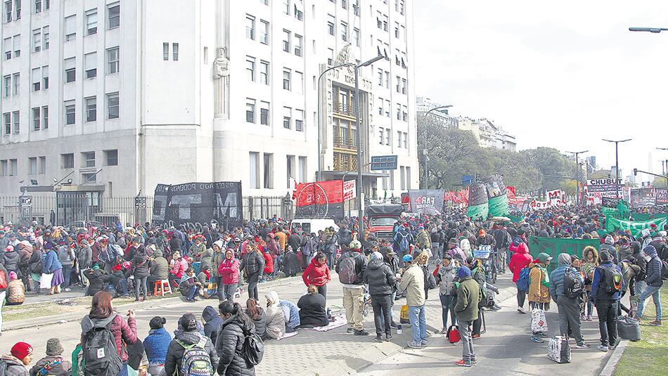 Integrantes de movimientos sociales acampan frente al Ministerio de Desarrollo Social para exigir la emergencia alimentaria.