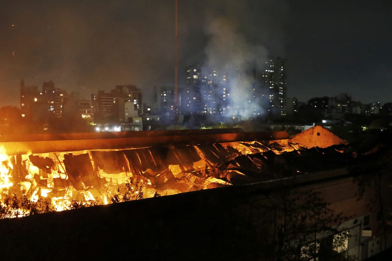 Se incendia otra vez el depósito de Iron Mountain en Barracas.