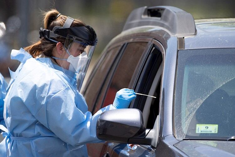Un testeo en Boston, Estados Unidos: la primera potencia mundial sigue al tope en contagios y muertes por Covid-19.