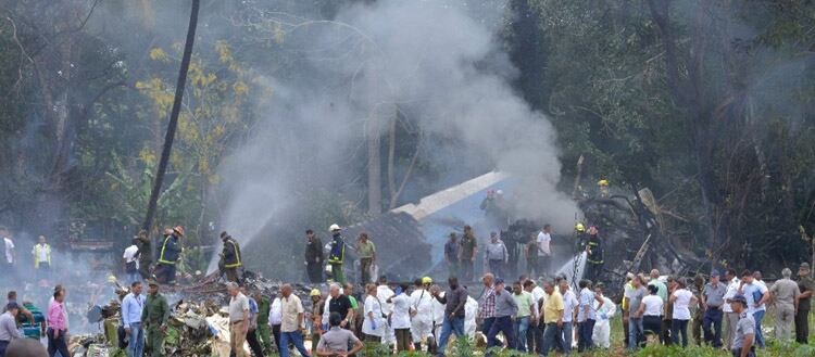 Los bomberos, junto al avión estrellado.