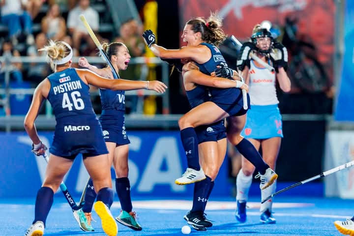 Castellaro recibe todos los abrazos luego de marcar el 2-1.